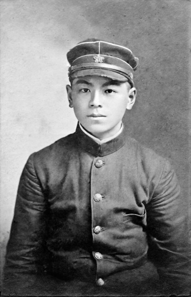 Joven vestido de militar a principios del siglo XX restaurada en blanco y negro