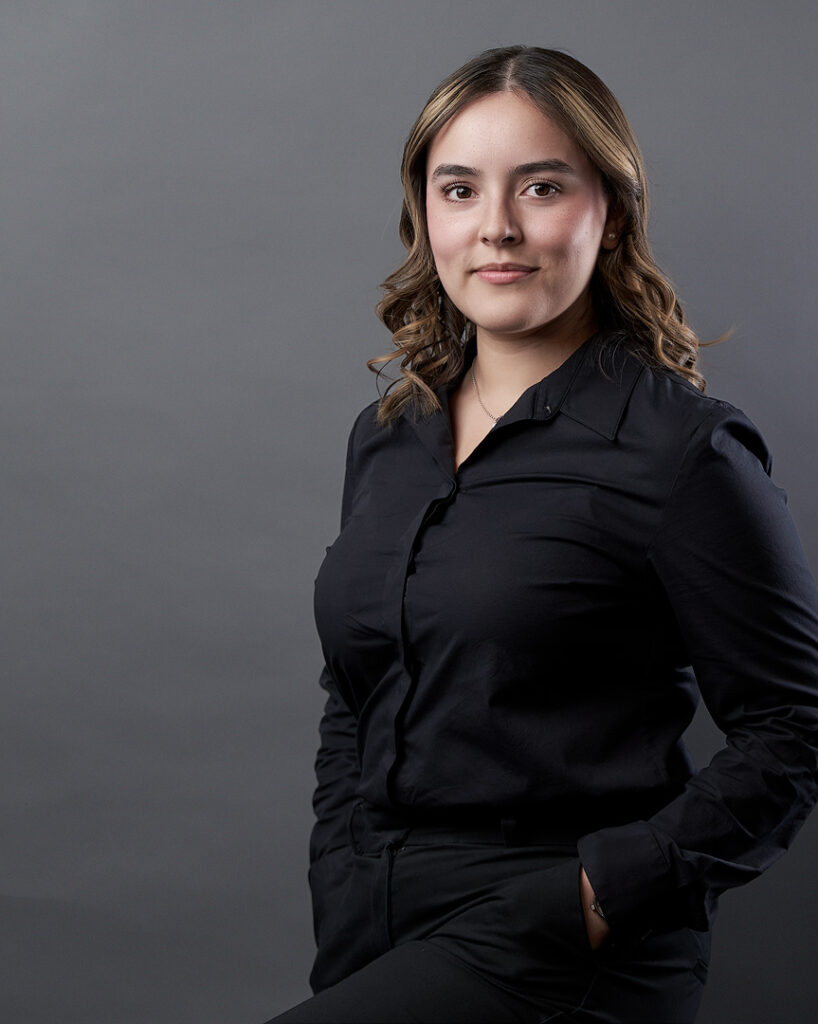 Mujer con blusa y pantalón negro y una mano en el bolsillo. Fotografía para Branding Personal