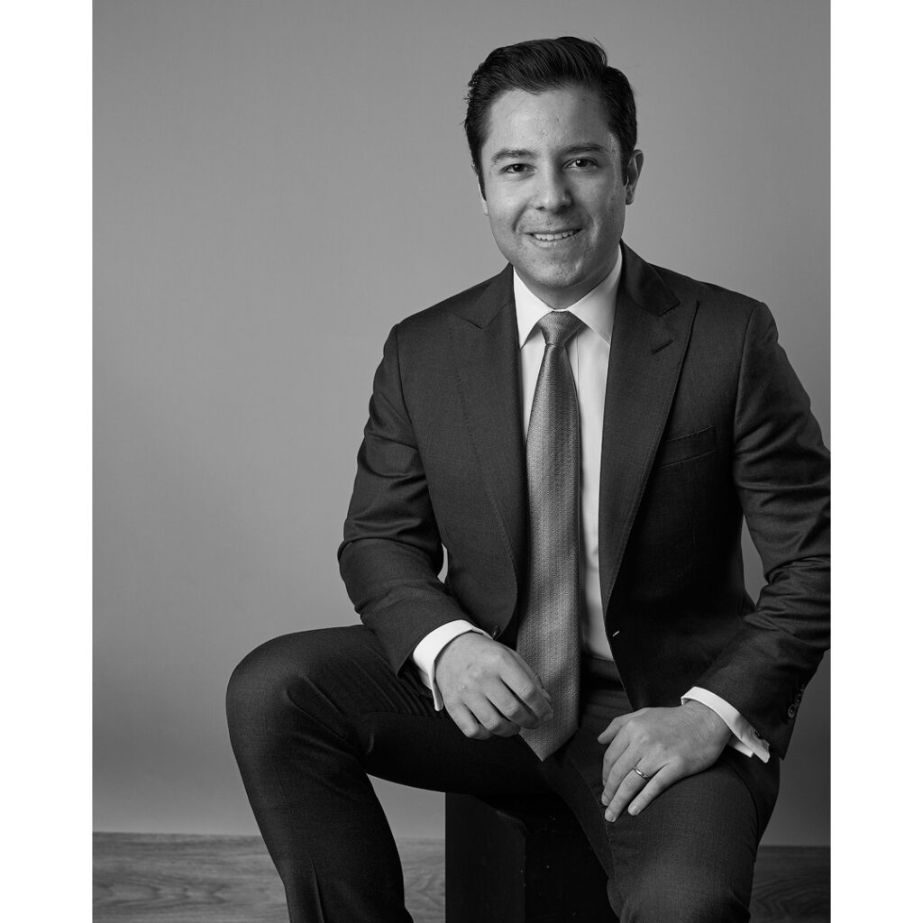 Fotografías para el branding personal en redes sociales hombre con traje y corbata sentado