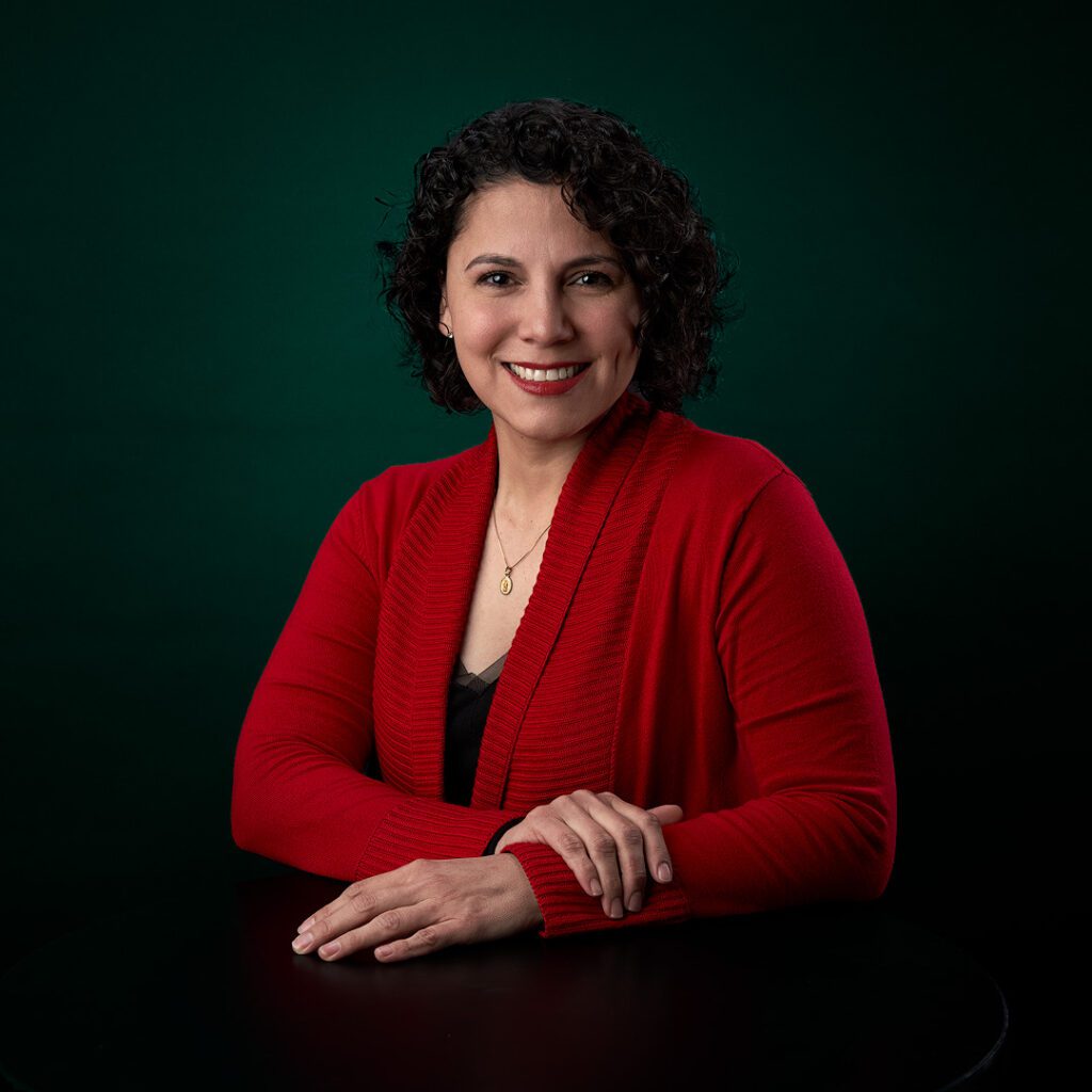 Foto para LinkedIn de mujer vestida de rojo en fondo verde haciendo contraste crómatico vistoso