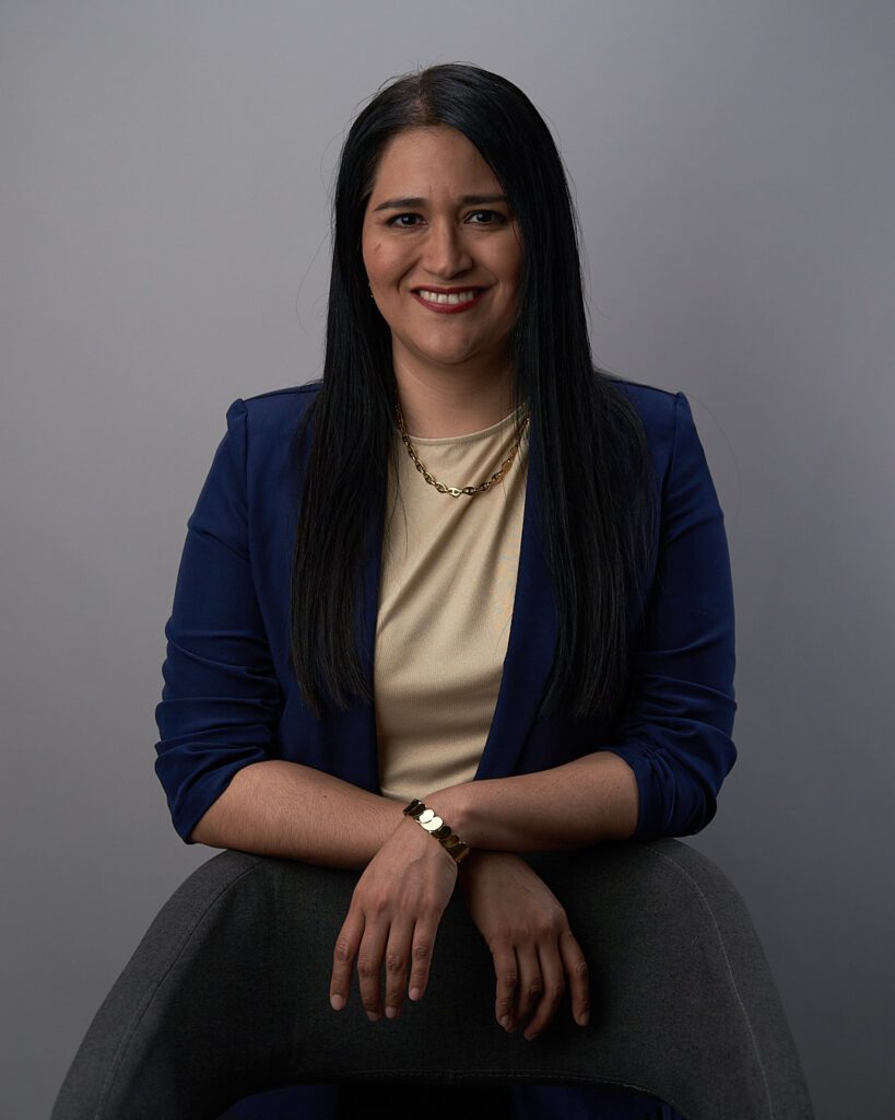En esta foto para LinkedIn vemos a una mujer con expresión sonriente que favorece la conexión.