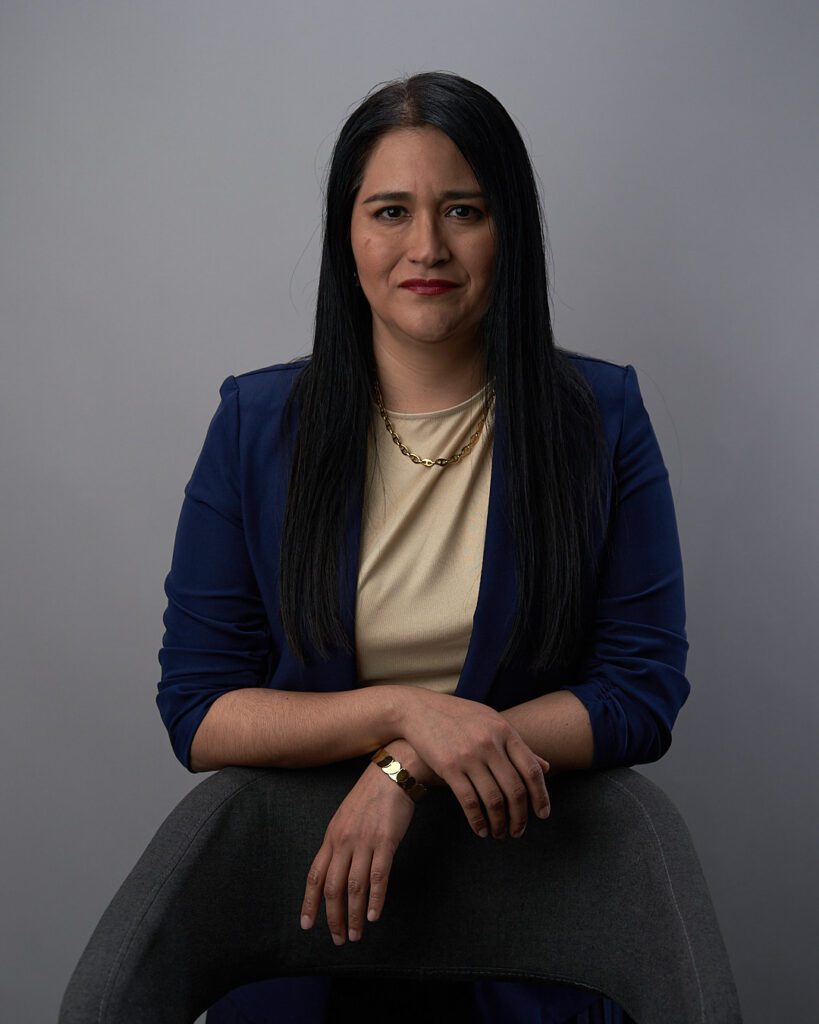En esta foto para LinkedIn vemos a una mujer con expresión seria que no favorece la conexión.