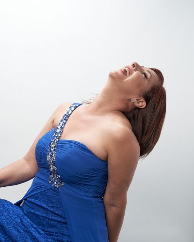 Mujer con vestido azul
